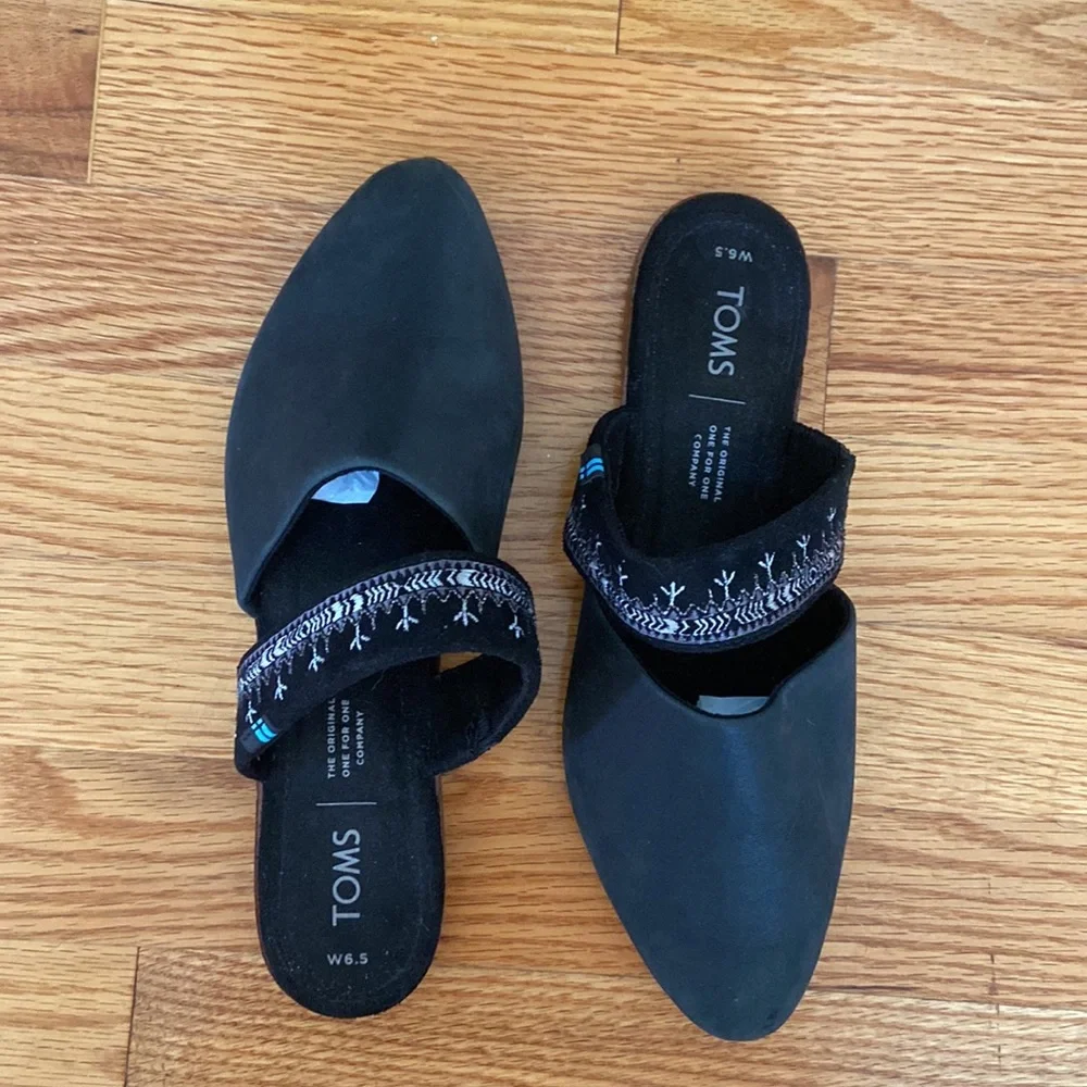 Tom’s “Jutti” Slip on Black Nubuck Mule Flats w Embroidered Strap.
